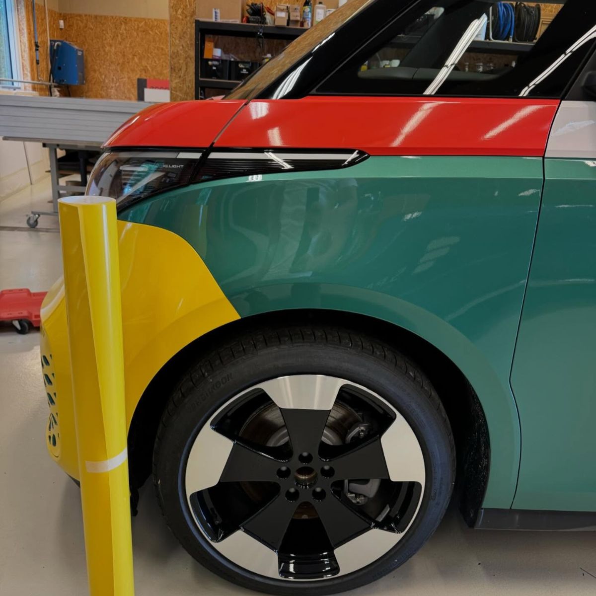 VW bil folieret ind i farverige farver, gul, grøn og rød på siden