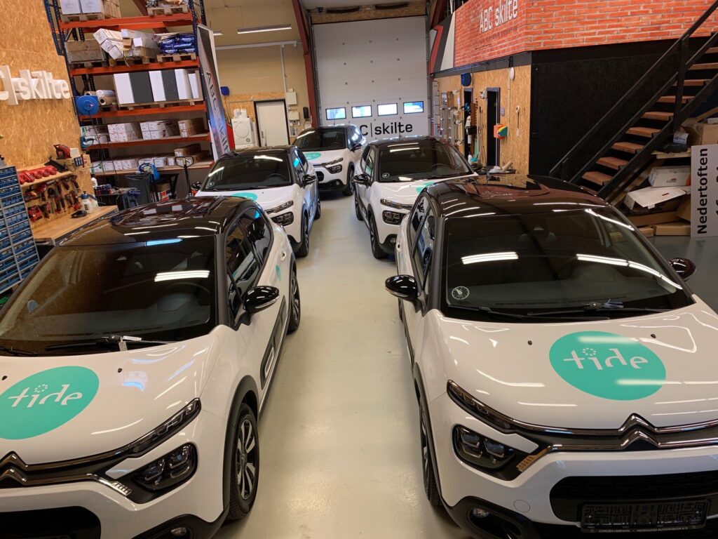 Foliering af flere hvide biler med samme branding af Tide