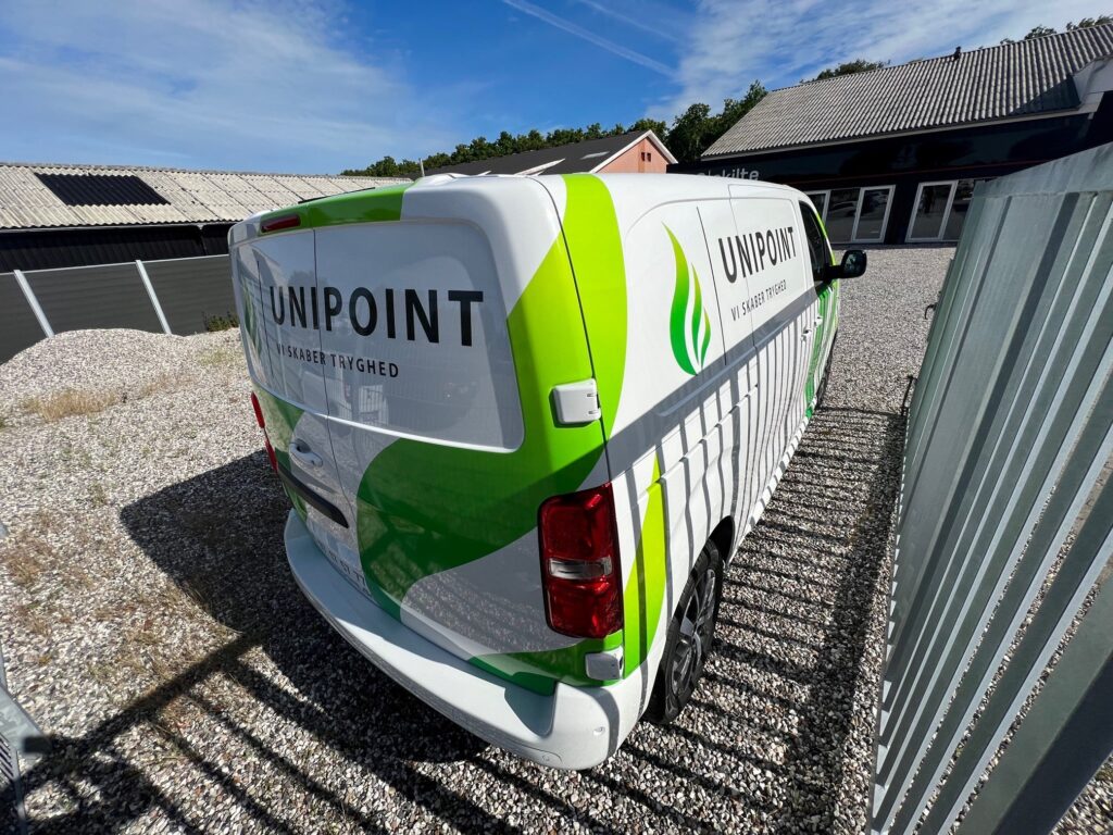Uni Point firmabil med logo og grønne illustrationer.