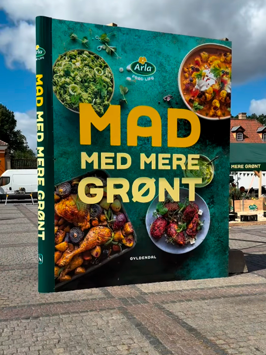 Arla-kæmpe-kogebog Stor kogebog fra Arla placeret ude i bylivet