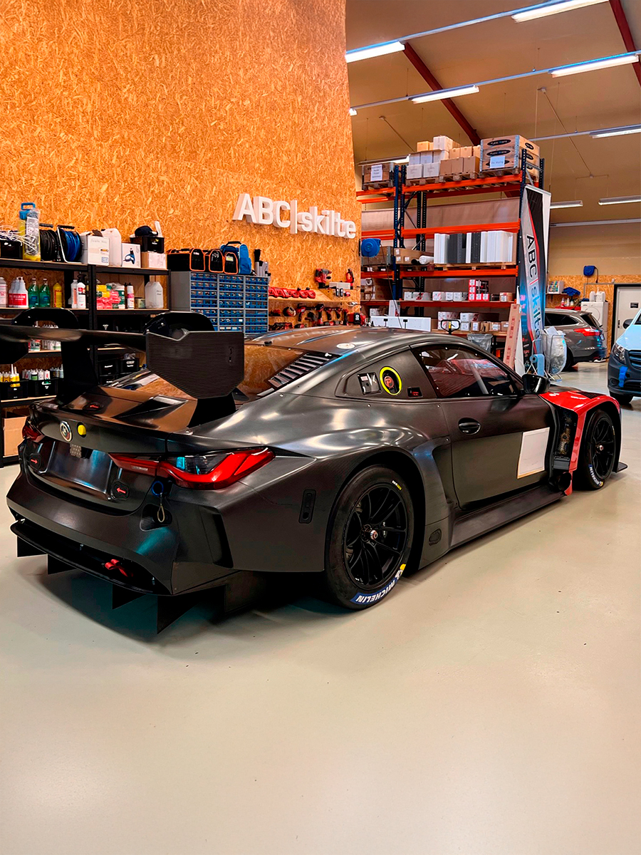 Sort folieret skinnede BMW bil