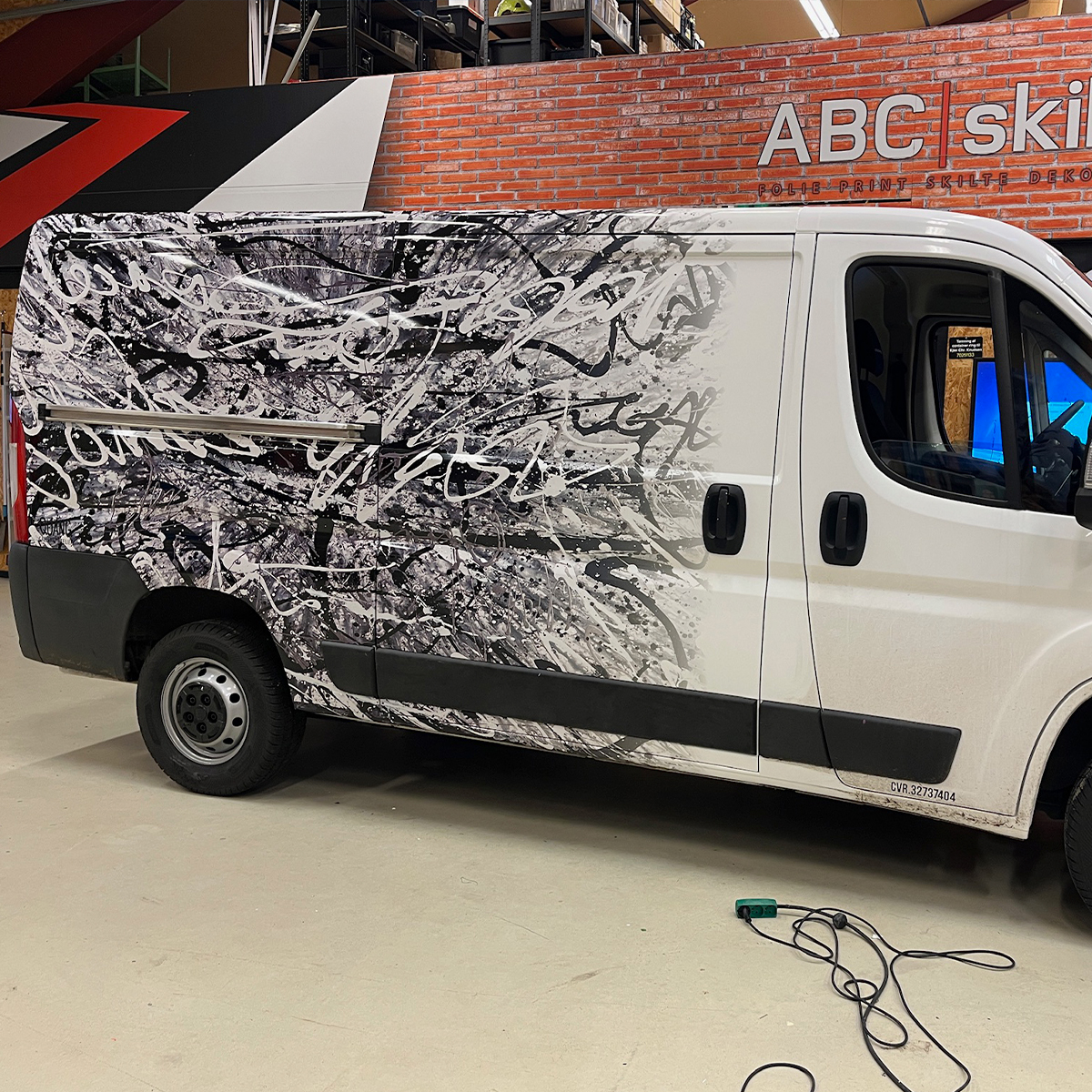 Hvid kassevogn folieret ind i sort og hvid folie langs siderne