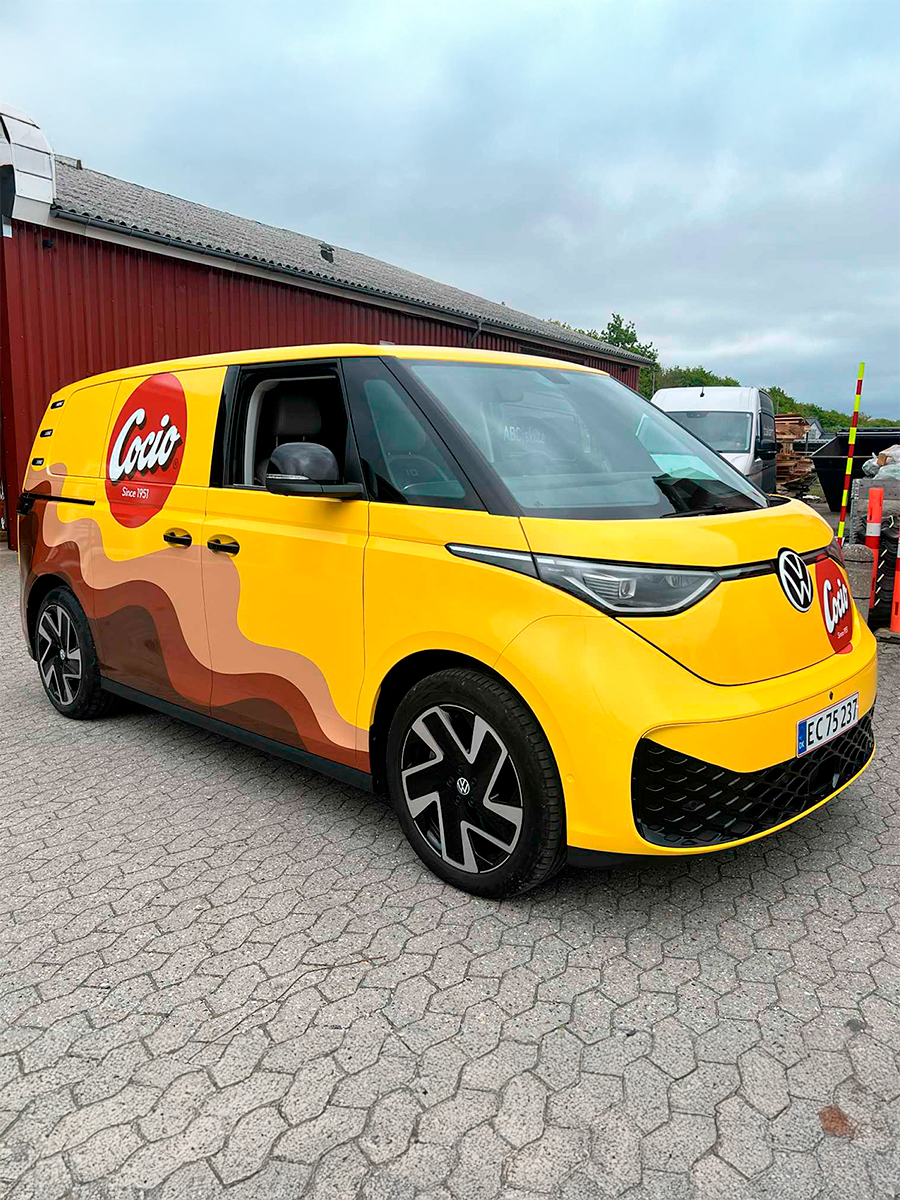Bil VW folieret med print af Cocio på hele bilen