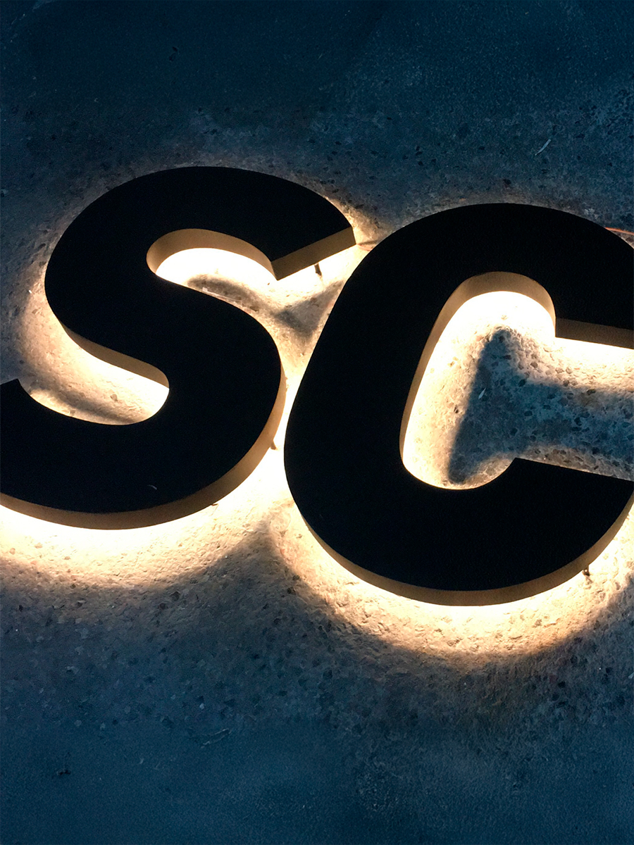 Bogstaver-med-LED-lys Bogstaver liggende på betongulv med LED lys bagved