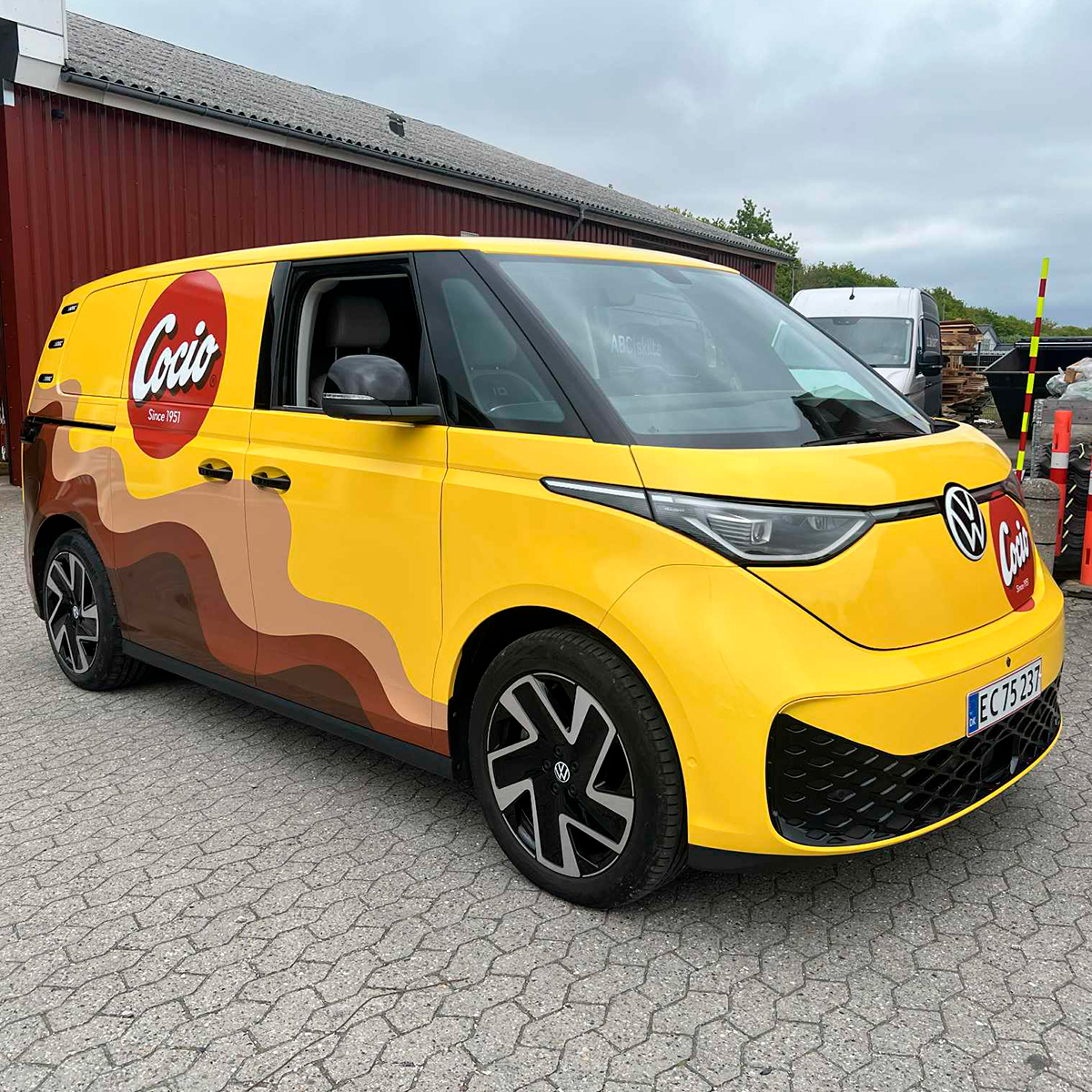 VW bil med Cocio reklame folie på siden af bilen