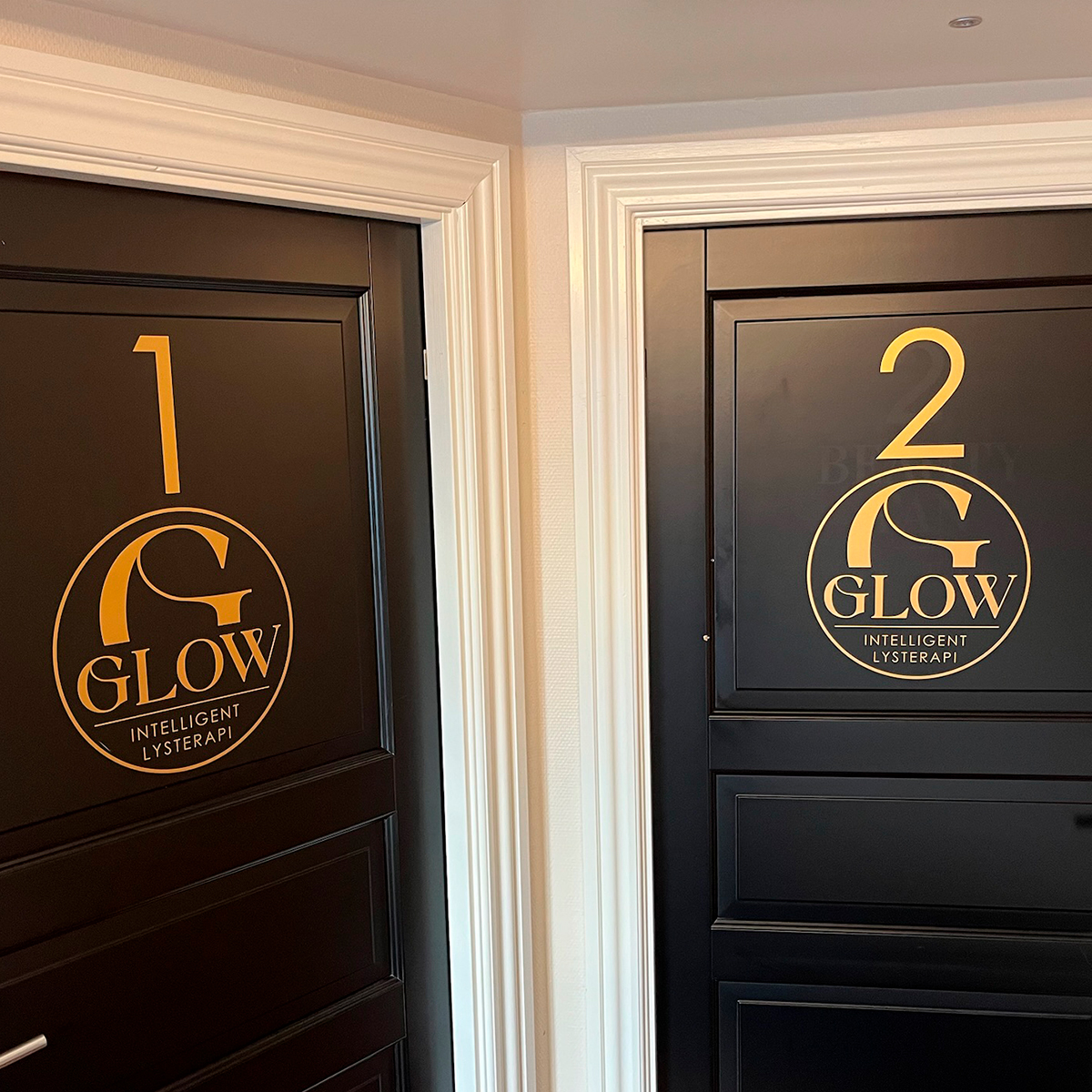 To sorte døre med guld folie på begge døre nr 1 og nr 2 