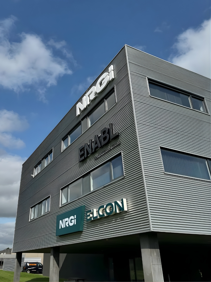 Facade med 5 skilte Grå facade med 5 forskellige facadeskilte på væggen