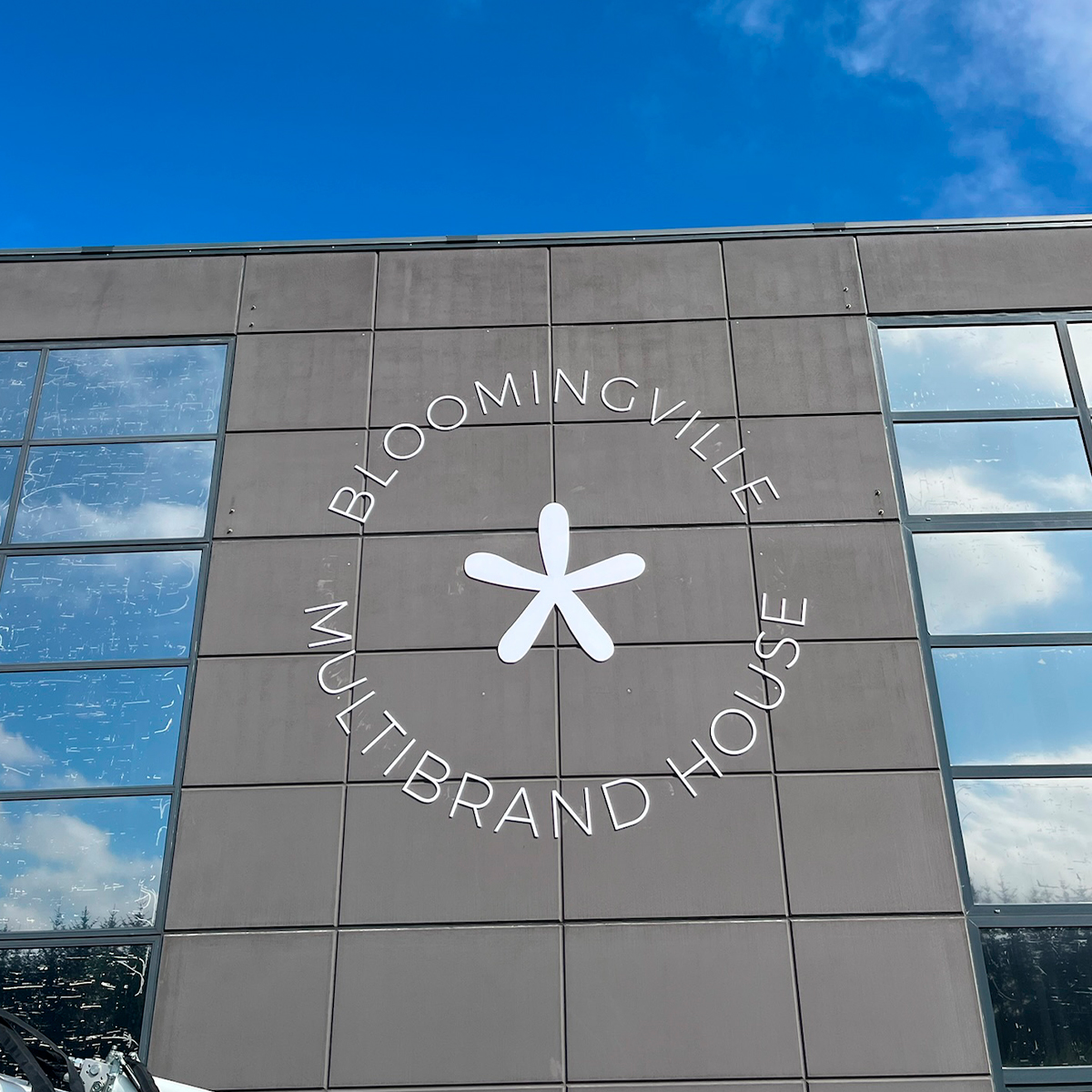 Grå facade med skilt på "Bloomingville Multibrand House" 