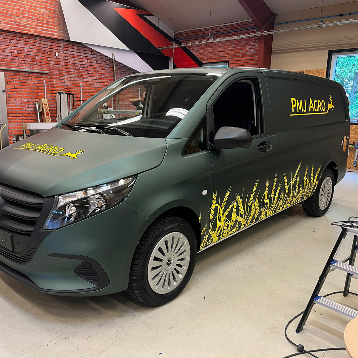 Grøn arbejdsbil med mat folie og gul dekoration