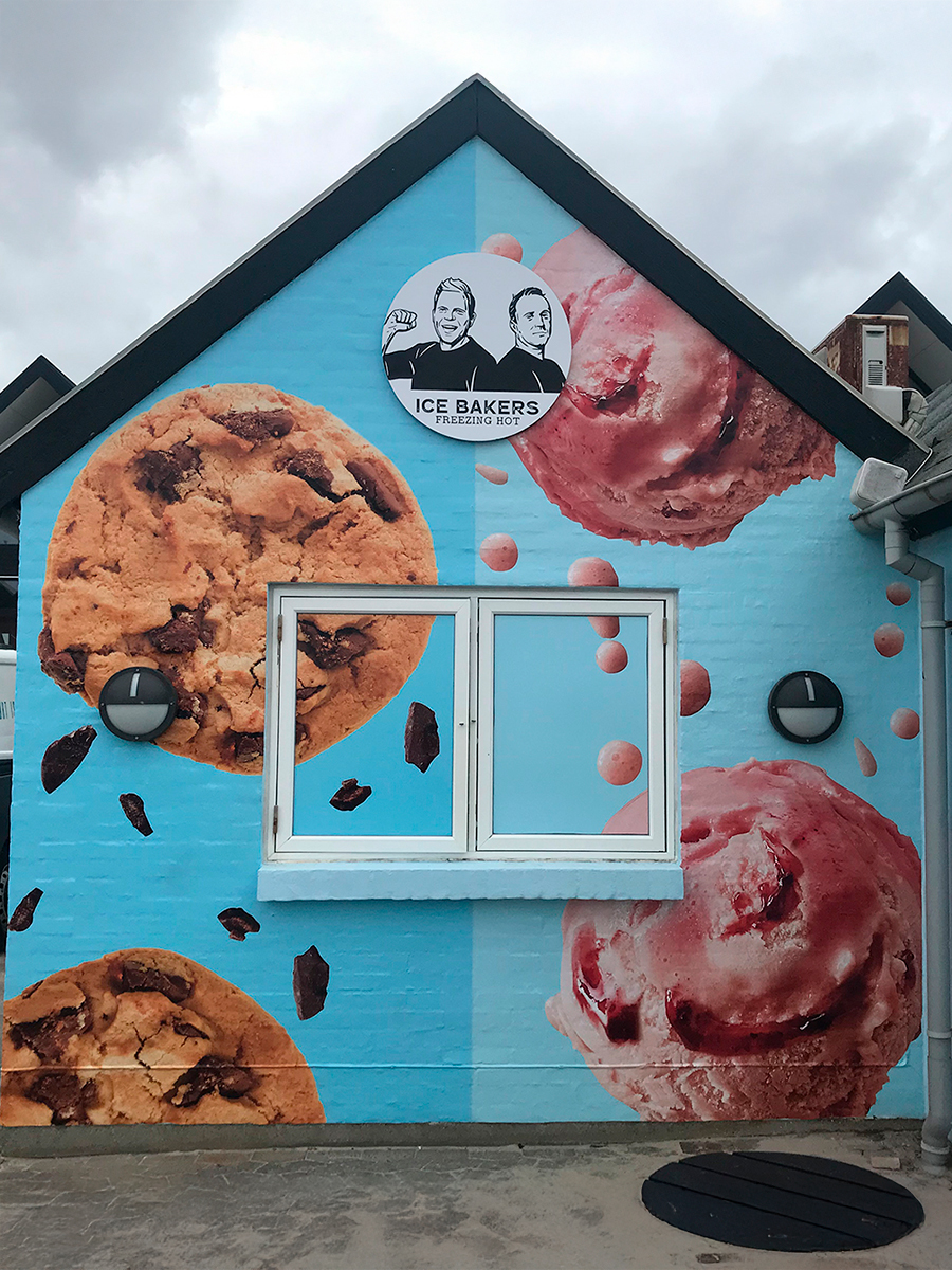 Vægmaleri med is og småkager på en bygning tilhørende Ice Bakers.