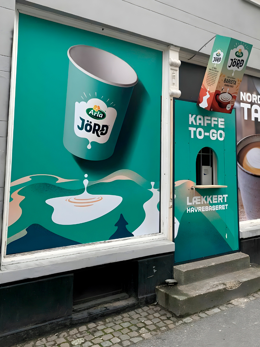 Jörd-vinduesfoliering Butiksfacade med foliereklame af Jörd Arla produkter på vinduer og dør