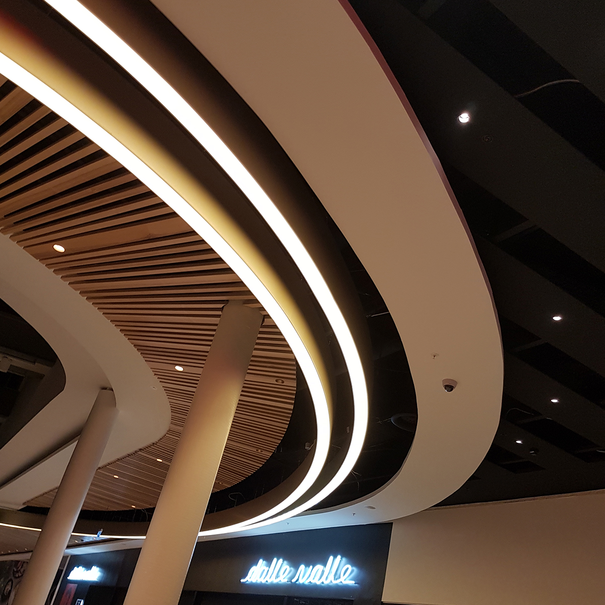 LED lys rig øverst inde i et stor center med LED lys og træ