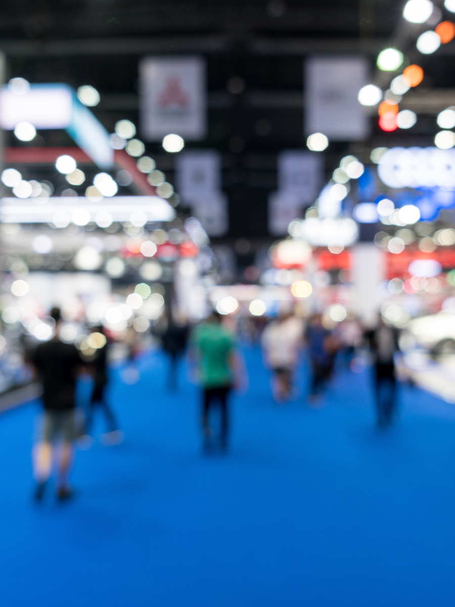 Messe illustrere mennesker gående på blåt gulv og slørede baggrund