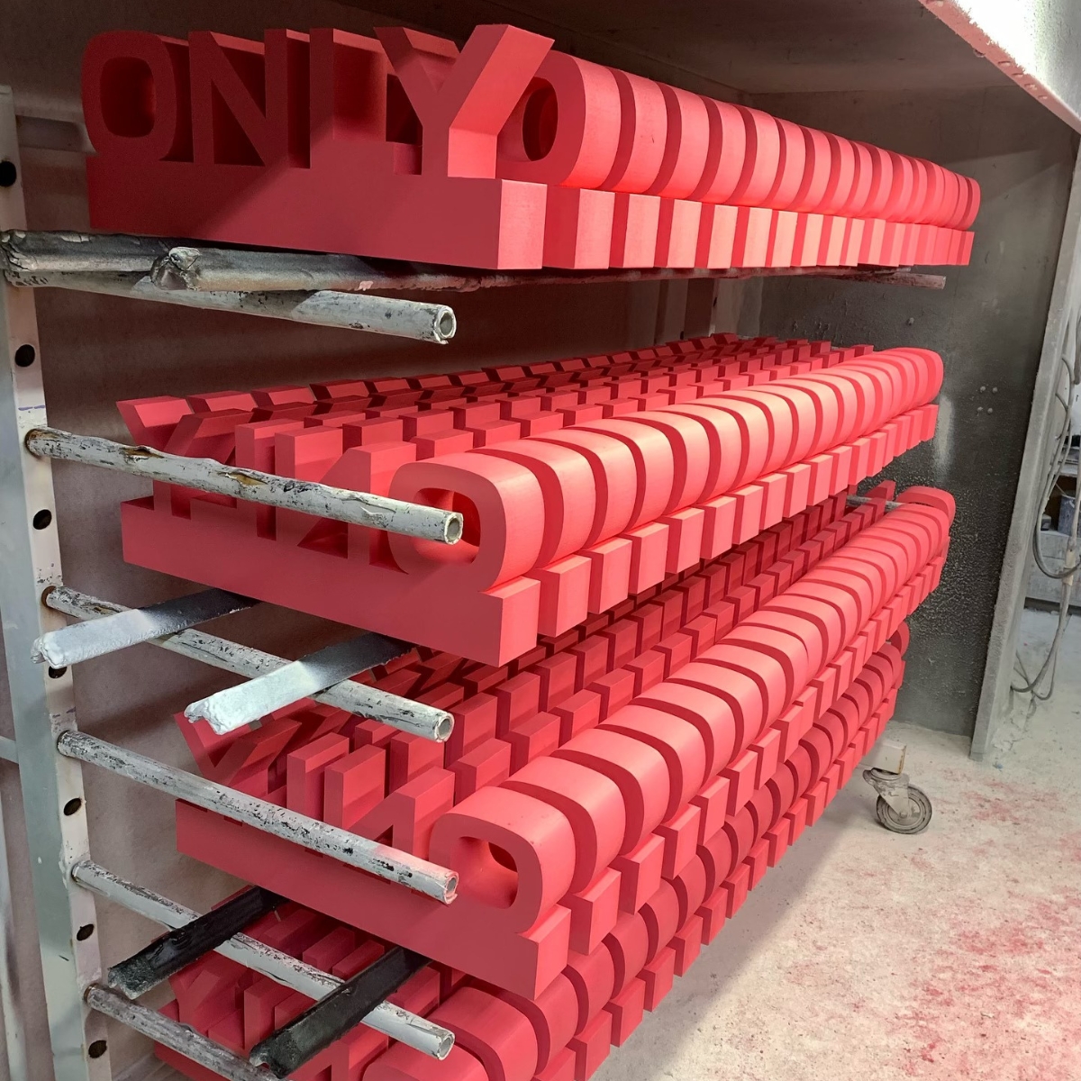 Fire rækker med formskåret logo "ONLY" i rød 