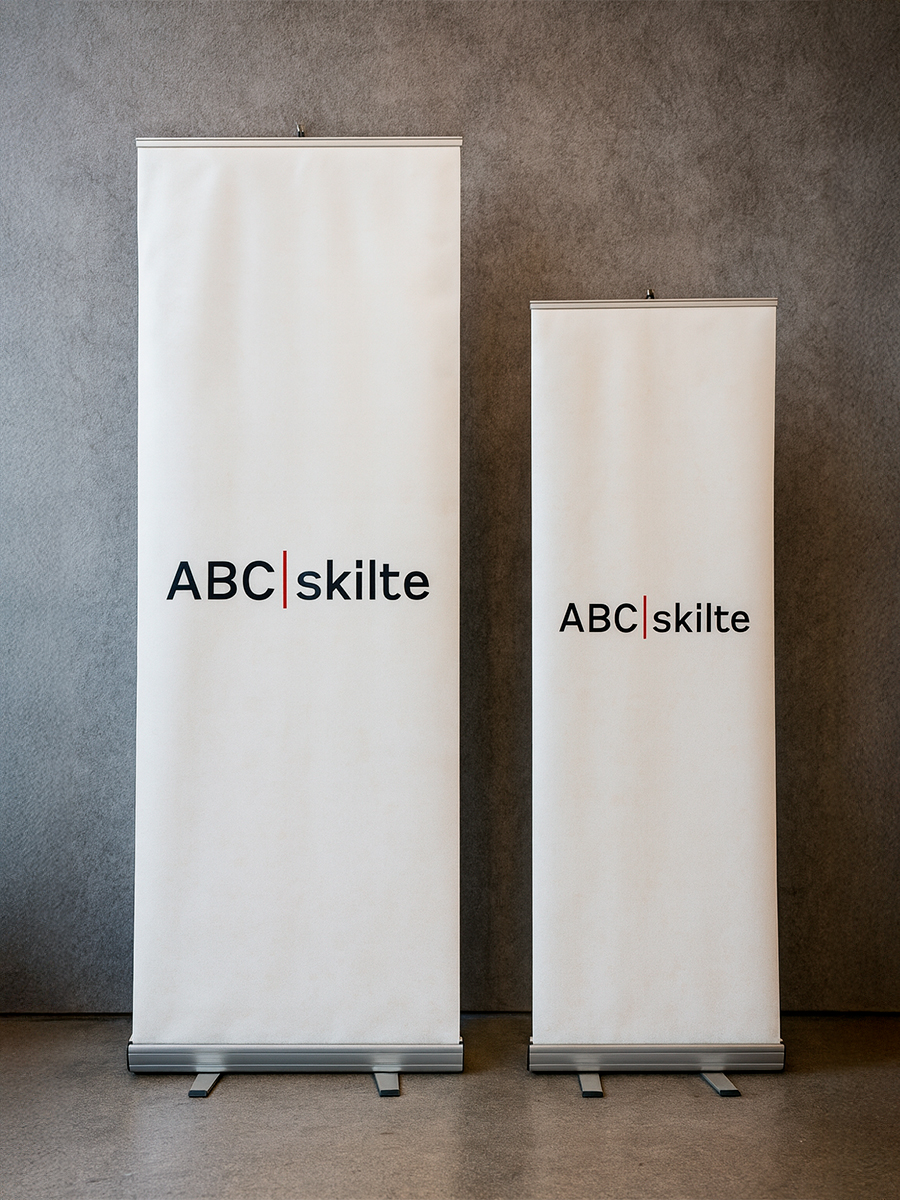 2 designs og størrelser af roll-ups med ABC skilte logo på hvidt banner