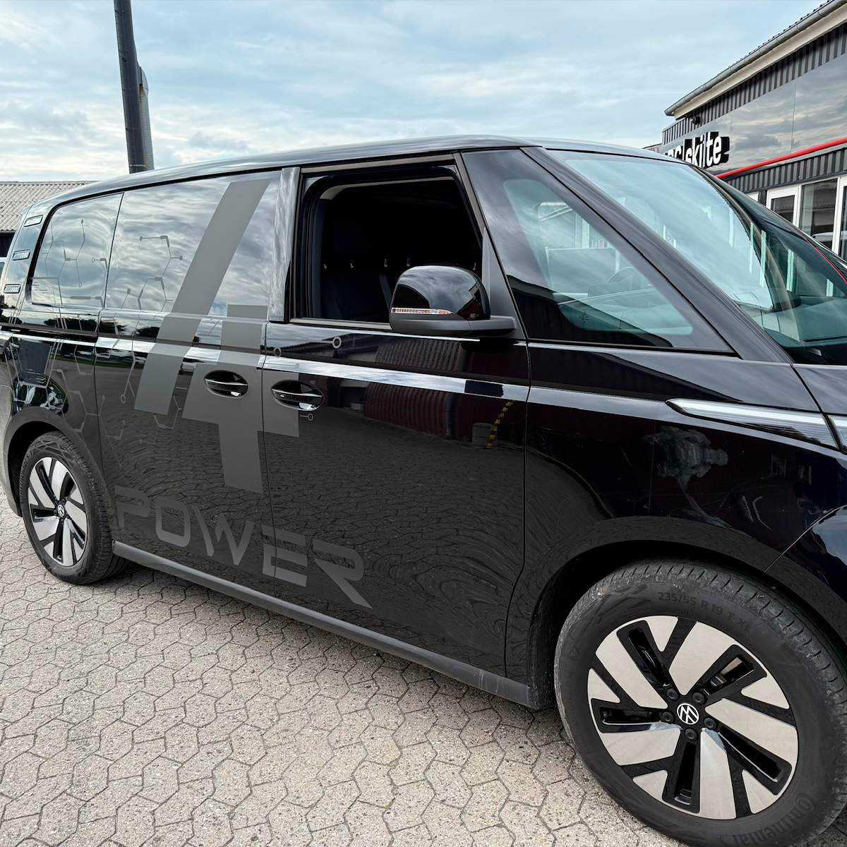 Sort bil med mat sort folie på siden med 4 power