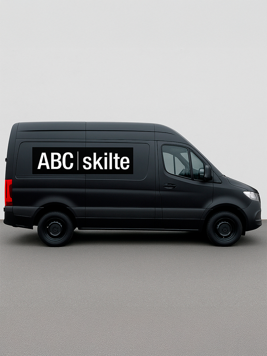 Sort håndværkerbil med grå baggrund og sort ABC magnetskilt